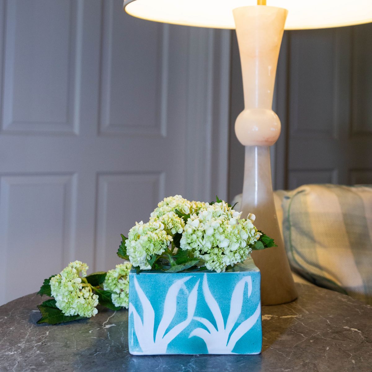 White Flowers Design Tuquoise Tulipiere