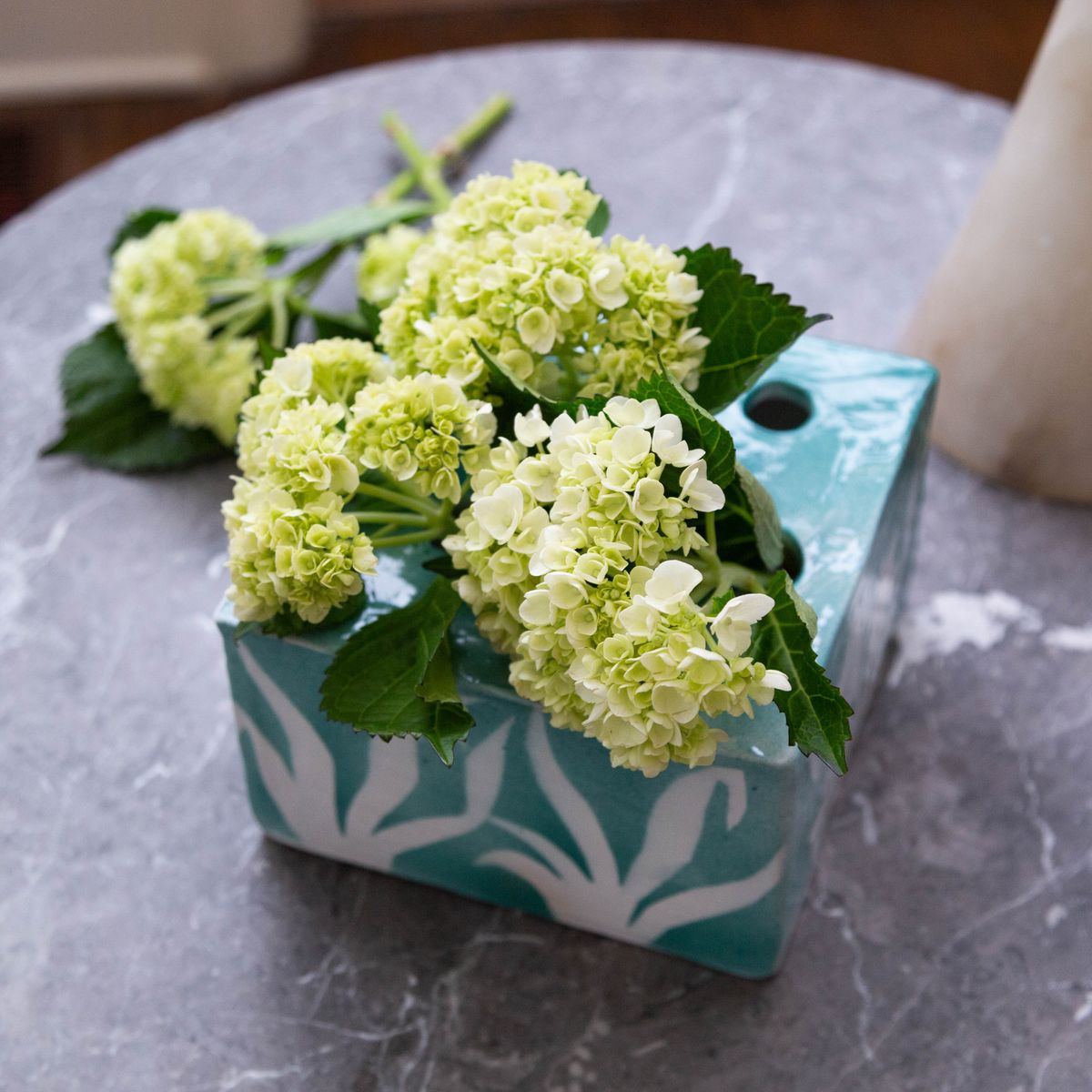 White Flowers Design Tuquoise Tulipiere
